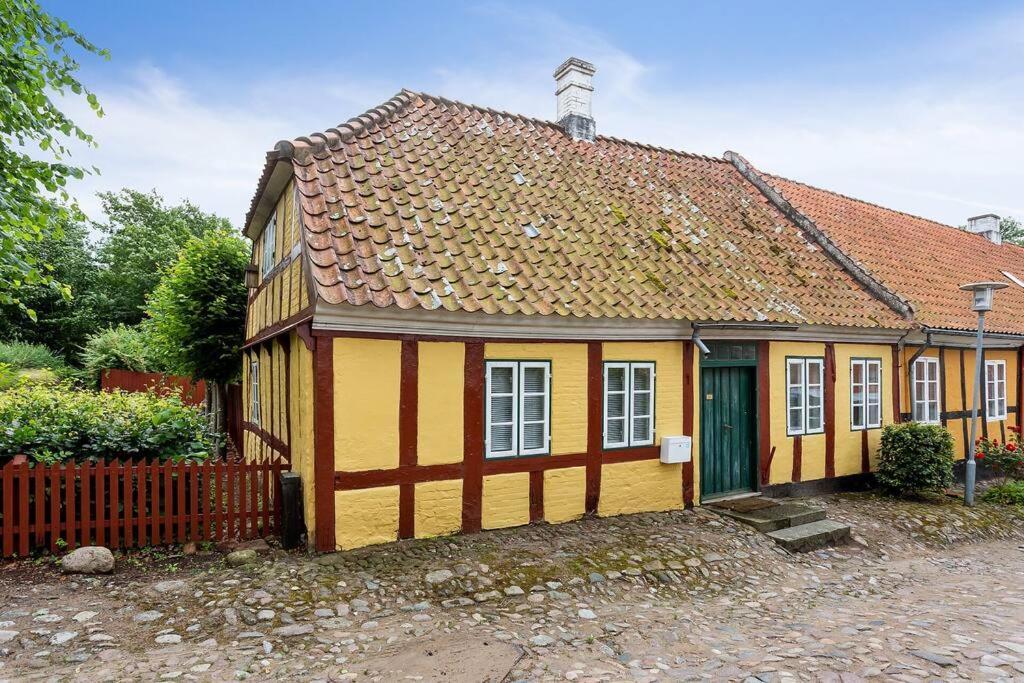 Idyllisk, Historisk Byhus Ved Fjorden I Mariager Экстерьер фото