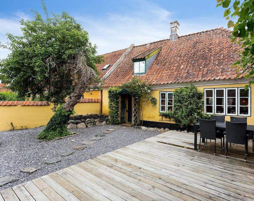 Idyllisk, Historisk Byhus Ved Fjorden I Mariager Экстерьер фото